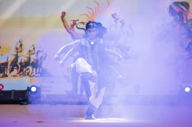 Faridabad, Haryana, Hindistan - 17 Şubat 2024: Güney Hintli erkek sanatçıların portresi Surajkund sanat fuarı sırasında sahnede klasik dans kuchipudi performansı sergiliyor.