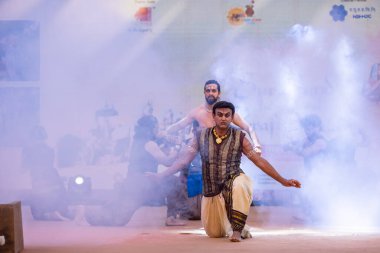 Faridabad, Haryana, Hindistan - 17 Şubat 2024: Güney Hintli erkek sanatçıların portresi Surajkund sanat fuarı sırasında sahnede klasik dans kuchipudi performansı sergiliyor.