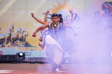 Faridabad, Haryana, Hindistan - 17 Şubat 2024: Güney Hintli erkek sanatçıların portresi Surajkund sanat fuarı sırasında sahnede klasik dans kuchipudi performansı sergiliyor.