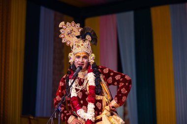 Gaziabad, Uttar Pradesh, Hindistan - 17 Mart 2024: Renkli etnik kıyafetlerle Holi Festivali sırasında Phoolo ki holi 'yi Lord Krishna olarak oynayan erkek sanatçının portresi.