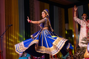 Gaziabad, Uttar Pradesh, Hindistan - 17 Mart 2024: Holi Milan Festivali sırasında renkli etnik kıyafetler ve mücevherlerle genç kadın sanatçı portresi. 