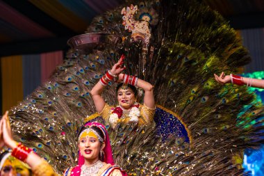 Gaziabad, Uttar Pradesh, Hindistan - 17 Mart 2024: Ghaziabad 'da düzenlenen Holi Festivali sırasında sahnede renkli etnik giysiler içindeki Hintli sanatçıların portresi.