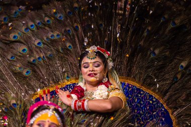 Gaziabad, Uttar Pradesh, Hindistan - 17 Mart 2024: Ghaziabad 'da düzenlenen Holi festivali sırasında sahnede renkli etnik giysiler içindeki Hintli kadın sanatçıların portresi.