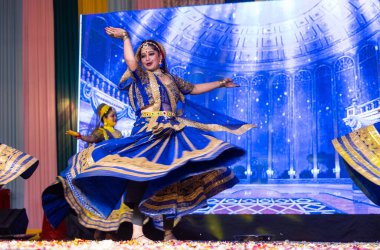 Gaziabad, Uttar Pradesh, Hindistan - 17 Mart 2024: Ghaziabad 'da düzenlenen Holi festivali sırasında sahnede renkli etnik giysiler içindeki Hintli kadın sanatçıların portresi.