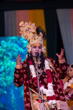 Gaziabad, Uttar Pradesh, Hindistan - 17 Mart 2024: Ghaziabad 'da düzenlenen Holi Festivali sırasında sahnede renkli etnik giysiler içindeki Hintli sanatçıların portresi.