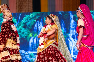 Gaziabad, Uttar Pradesh, Hindistan - 17 Mart 2024: Ghaziabad 'da düzenlenen Holi Festivali sırasında sahnede renkli etnik giysiler içindeki Hintli sanatçıların portresi.