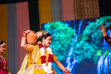 Gaziabad, Uttar Pradesh, Hindistan - 17 Mart 2024: Ghaziabad 'da düzenlenen Holi Festivali sırasında sahnede renkli etnik giysiler içindeki Hintli sanatçıların portresi.