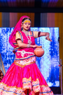 Gaziabad, Uttar Pradesh, Hindistan - 17 Mart 2024: Holi Milan Festivali sırasında renkli etnik kıyafetler ve mücevherlerle genç kadın sanatçı portresi. 