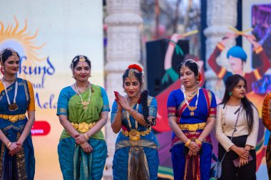 Faridabad, Haryana, Hindistan - 17 Şubat 2024: Güney Hintli sanatçılardan oluşan bir grup, surajkund sanatları fuarı sırasında klasik dans kuchipudi performanslarını sergilediler.