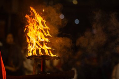 Ganga aarti, Varanasi Nehri kıyısındaki Ganga aarti ayinleri sırasında gece karanlığında yanan alevler..