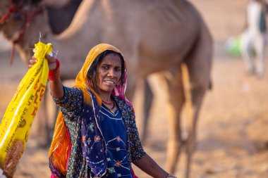 Puşkar, Rajasthan, Hindistan - 24 Kasım 2023: Pushkar Deve Fuarı sırasında renkli geleneksel elbise giymiş Hintli Rajasthani kadın portresi.