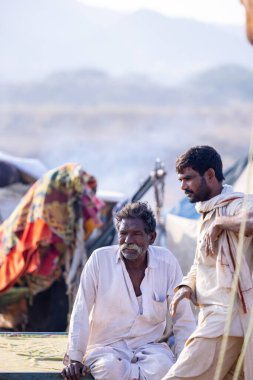 Pushkar, Rajasthan, Hindistan - 25 Kasım 2023: Kış sabahı Pushkar Deve Fuarı