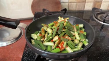 Mutfakta Hint otantik baharatlarıyla yemek pişirme videosu..