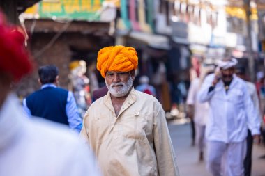 Puşkar, Rajasthan, Hindistan - 24 Kasım 2023: Puşkar Panayırı, Rajasthani 'li yaşlı bir erkeğin portresi.