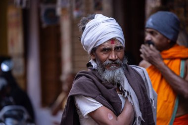 Pushkar, Rajasthan, Hindistan - 24 Kasım 2023: Pushkar Fuarı, insanlar pazarın sokaklarında yürüyor.