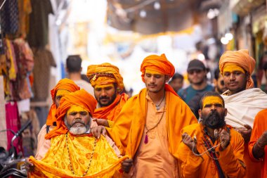 Pushkar, Rajasthan, Hindistan - 24 Kasım 2023: Pushkar Fuarı, insanlar pazarın sokaklarında yürüyor.