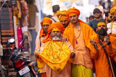 Pushkar, Rajasthan, Hindistan - 24 Kasım 2023: Pushkar Fuarı, insanlar pazarın sokaklarında yürüyor.