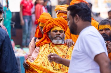 Pushkar, Rajasthan, Hindistan - 24 Kasım 2023: Pushkar Fuarı, insanlar pazarın sokaklarında yürüyor.