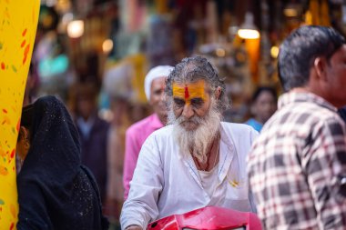 Pushkar, Rajasthan, Hindistan - 24 Kasım 2023: Pushkar Fuarı, insanlar pazarın sokaklarında yürüyor.