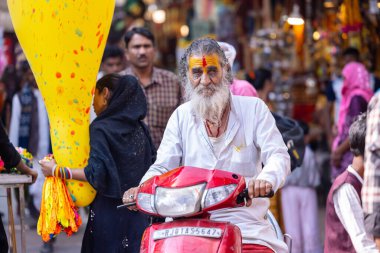 Pushkar, Rajasthan, Hindistan - 24 Kasım 2023: Pushkar Fuarı, insanlar pazarın sokaklarında yürüyor.