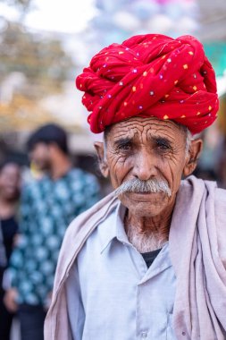 Puşkar, Rajasthan, Hindistan - 24 Kasım 2023: Puşkar Panayırı, Rajasthani 'li yaşlı bir erkeğin portresi.