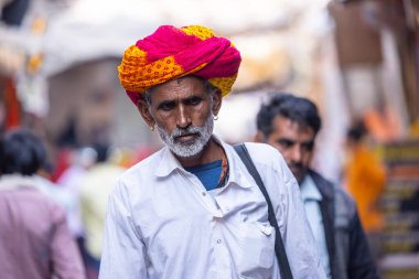 Puşkar, Rajasthan, Hindistan - 24 Kasım 2023: Puşkar Panayırı, Rajasthani 'li yaşlı bir erkeğin portresi.