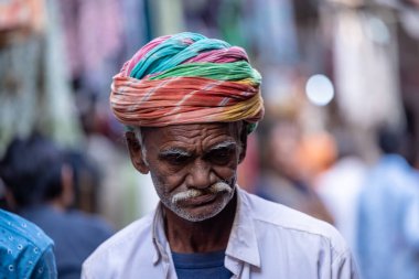 Puşkar, Rajasthan, Hindistan - 24 Kasım 2023: Puşkar Panayırı, Rajasthani 'li yaşlı bir erkeğin portresi.