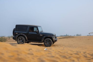 Pushkar, Rajasthan, Hindistan - 25 Kasım 2023: Pushkar 'ın Thar çölünde maceralı araba yarışı için 4 * 4 çingene. 