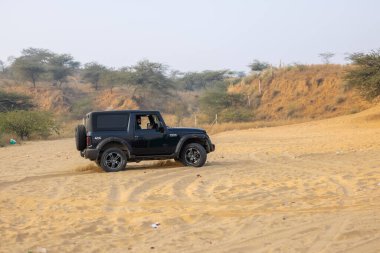 Pushkar, Rajasthan, Hindistan - 25 Kasım 2023: Pushkar 'ın Thar çölünde maceralı araba yarışı için 4 * 4 çingene. 