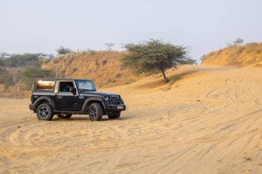 Pushkar, Rajasthan, Hindistan - 25 Kasım 2023: Pushkar 'ın Thar çölünde maceralı araba yarışı için 4 * 4 çingene. 