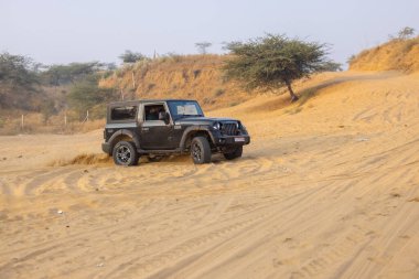 Pushkar, Rajasthan, Hindistan - 25 Kasım 2023: Pushkar 'ın Thar çölünde maceralı araba yarışı için 4 * 4 çingene. 