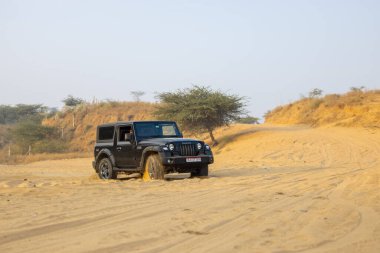 Pushkar, Rajasthan, Hindistan - 25 Kasım 2023: Pushkar 'ın Thar çölünde maceralı araba yarışı için 4 * 4 çingene. 