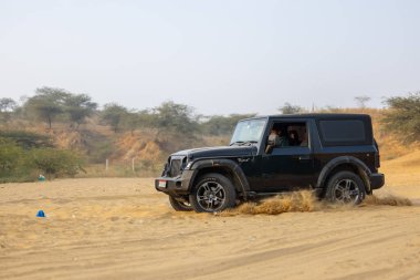 Pushkar, Rajasthan, Hindistan - 25 Kasım 2023: Pushkar 'ın Thar çölünde maceralı araba yarışı için 4 * 4 çingene. 