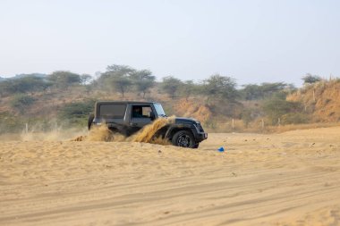 Pushkar, Rajasthan, Hindistan - 25 Kasım 2023: Pushkar 'ın Thar çölünde maceralı araba yarışı için 4 * 4 çingene. 