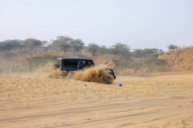 Pushkar, Rajasthan, Hindistan - 25 Kasım 2023: Pushkar 'ın Thar çölünde maceralı araba yarışı için 4 * 4 çingene. 