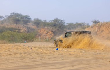 Pushkar, Rajasthan, Hindistan - 25 Kasım 2023: Pushkar 'ın Thar çölünde maceralı araba yarışı için 4 * 4 çingene. 
