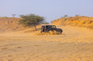 Pushkar, Rajasthan, Hindistan - 25 Kasım 2023: Pushkar 'ın Thar çölünde maceralı araba yarışı için 4 * 4 çingene. 