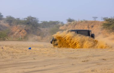 Pushkar, Rajasthan, Hindistan - 25 Kasım 2023: Pushkar 'ın Thar çölünde maceralı araba yarışı için 4 * 4 çingene. 