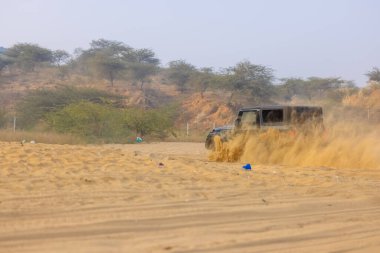 Pushkar, Rajasthan, Hindistan - 25 Kasım 2023: Pushkar 'ın Thar çölünde maceralı araba yarışı için 4 * 4 çingene. 
