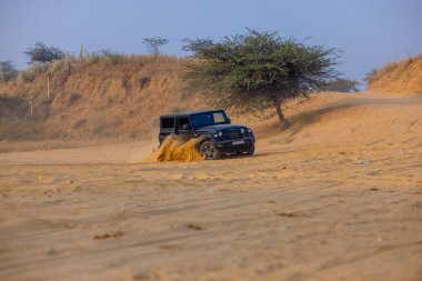 Pushkar, Rajasthan, Hindistan - 25 Kasım 2023: Pushkar 'ın Thar çölünde maceralı araba yarışı için 4 * 4 çingene. 