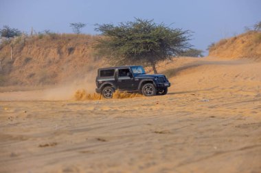 Pushkar, Rajasthan, Hindistan - 25 Kasım 2023: Pushkar 'ın Thar çölünde maceralı araba yarışı için 4 * 4 çingene. 