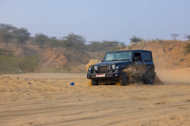 Pushkar, Rajasthan, Hindistan - 25 Kasım 2023: Pushkar 'ın Thar çölünde maceralı araba yarışı için 4 * 4 çingene. 