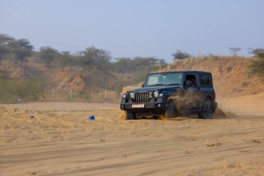 Pushkar, Rajasthan, Hindistan - 25 Kasım 2023: Pushkar 'ın Thar çölünde maceralı araba yarışı için 4 * 4 çingene. 
