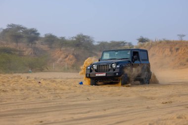 Pushkar, Rajasthan, Hindistan - 25 Kasım 2023: Pushkar 'ın Thar çölünde maceralı araba yarışı için 4 * 4 çingene. 