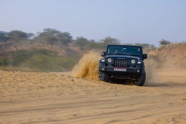 Pushkar, Rajasthan, Hindistan - 25 Kasım 2023: Pushkar 'ın Thar çölünde maceralı araba yarışı için 4 * 4 çingene. 