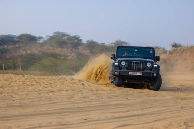 Pushkar, Rajasthan, Hindistan - 25 Kasım 2023: Pushkar 'ın Thar çölünde maceralı araba yarışı için 4 * 4 çingene. 