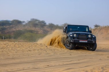 Pushkar, Rajasthan, Hindistan - 25 Kasım 2023: Pushkar 'ın Thar çölünde maceralı araba yarışı için 4 * 4 çingene. 