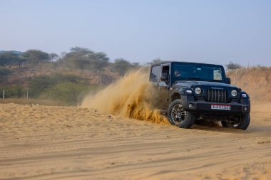 Pushkar, Rajasthan, Hindistan - 25 Kasım 2023: Pushkar 'ın Thar çölünde maceralı araba yarışı için 4 * 4 çingene. 