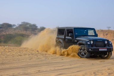 Pushkar, Rajasthan, Hindistan - 25 Kasım 2023: Pushkar 'ın Thar çölünde maceralı araba yarışı için 4 * 4 çingene. 