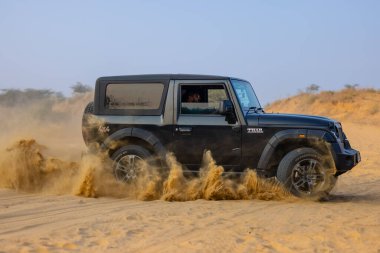 Pushkar, Rajasthan, Hindistan - 25 Kasım 2023: Pushkar 'ın Thar çölünde maceralı araba yarışı için 4 * 4 çingene. 